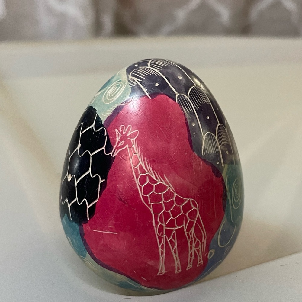 Hand Carved Kenya
Soapstone Egg With 
Giraffe